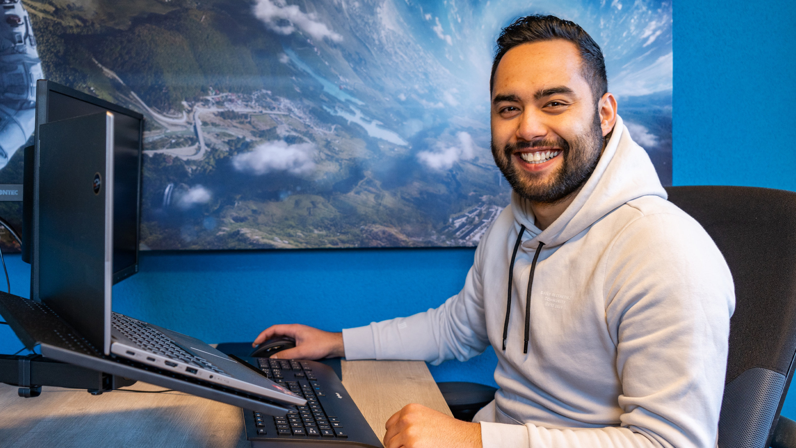 Developer aan het werk aan waanzinnige websites